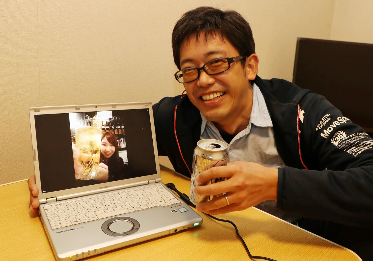 自宅でバーチャルスナック体験する本紙南谷記者（撮影・加藤哉）