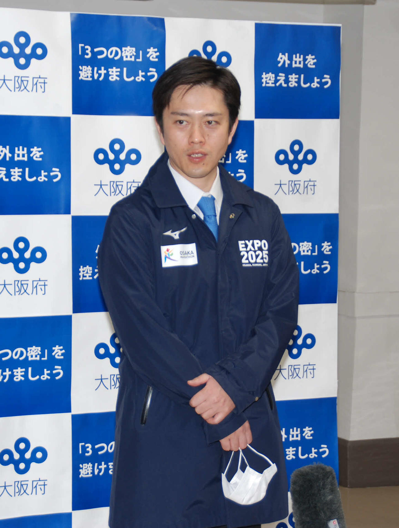 大阪府の吉村洋文知事（2020年4月20日撮影）
