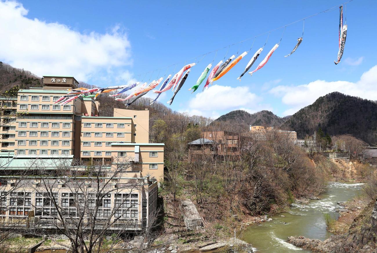 定山渓温泉渓流鯉のぼり　定山渓温泉　風景引き＝2020年5月5日（撮影・黒川智章）