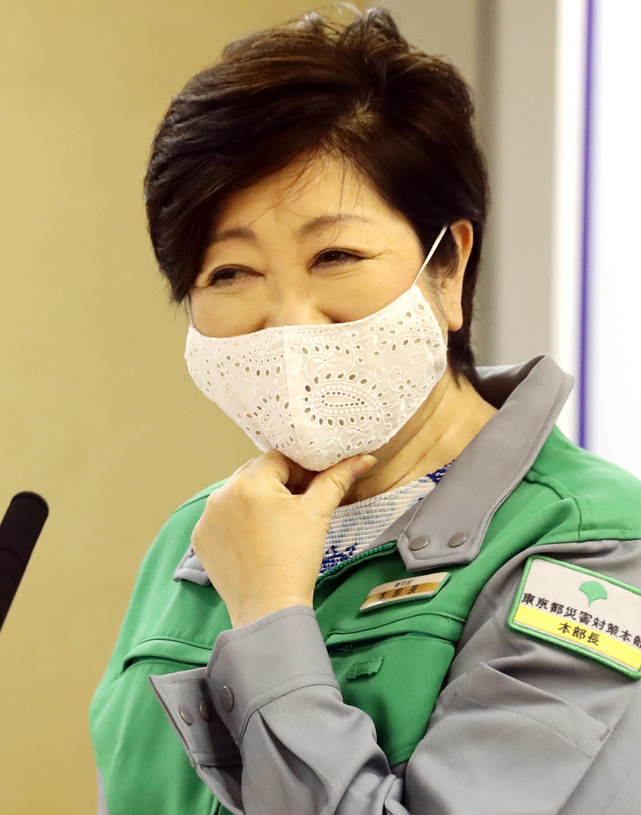 定例会見に、白いレースのマスクを着用して臨む小池都知事（2020年5月1日撮影）