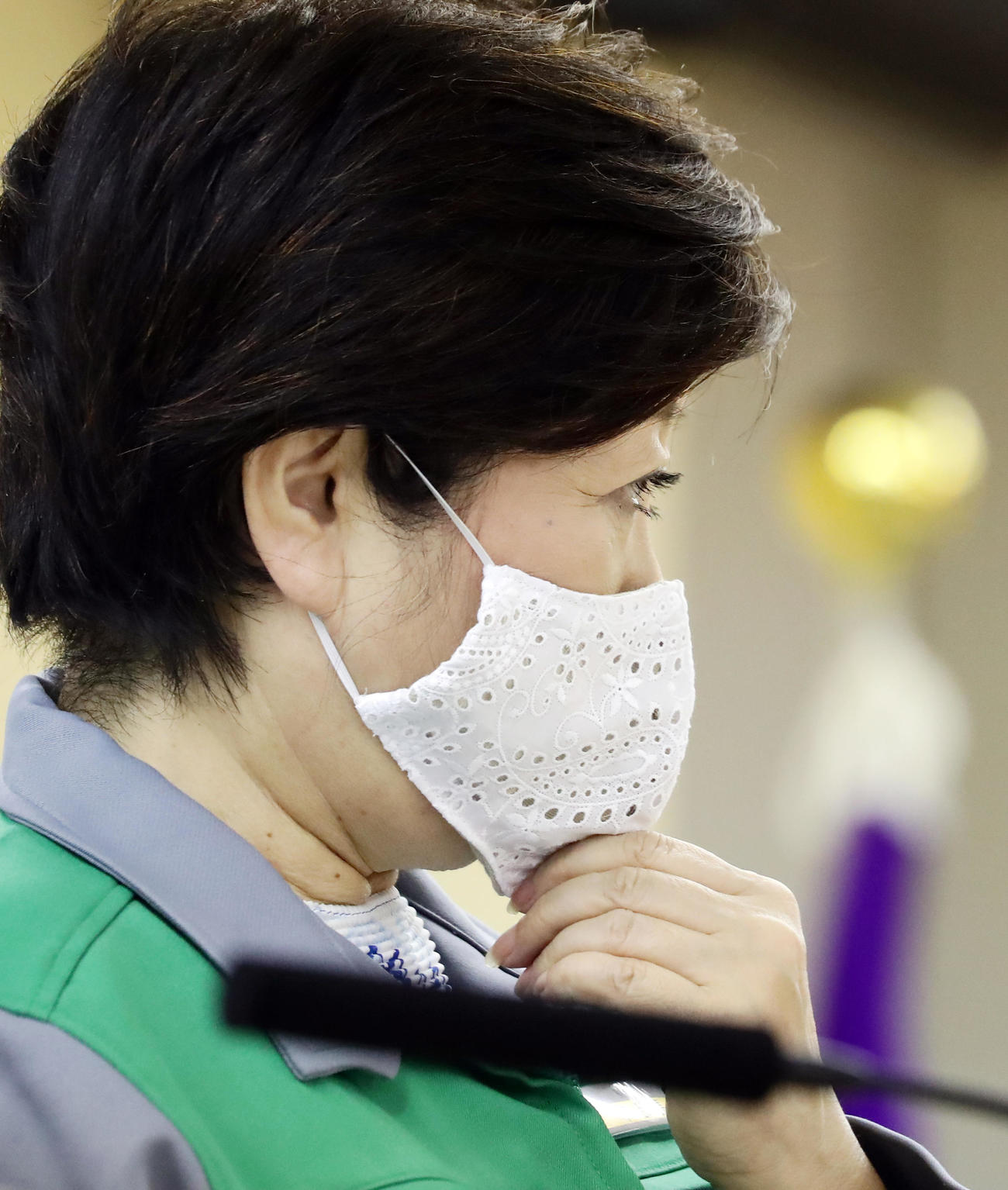 定例会見に、白いレースのマスクを着用して臨む小池都知事（2020年5月1日撮影）