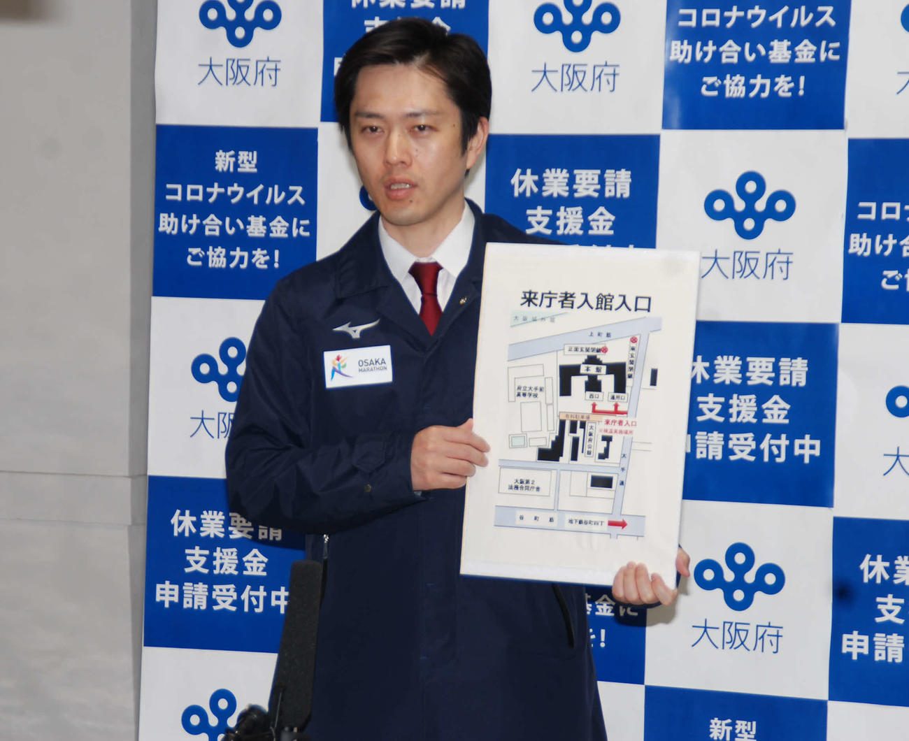 大阪府庁で記者団の質問に答える吉村洋文知事（撮影・松浦隆司）