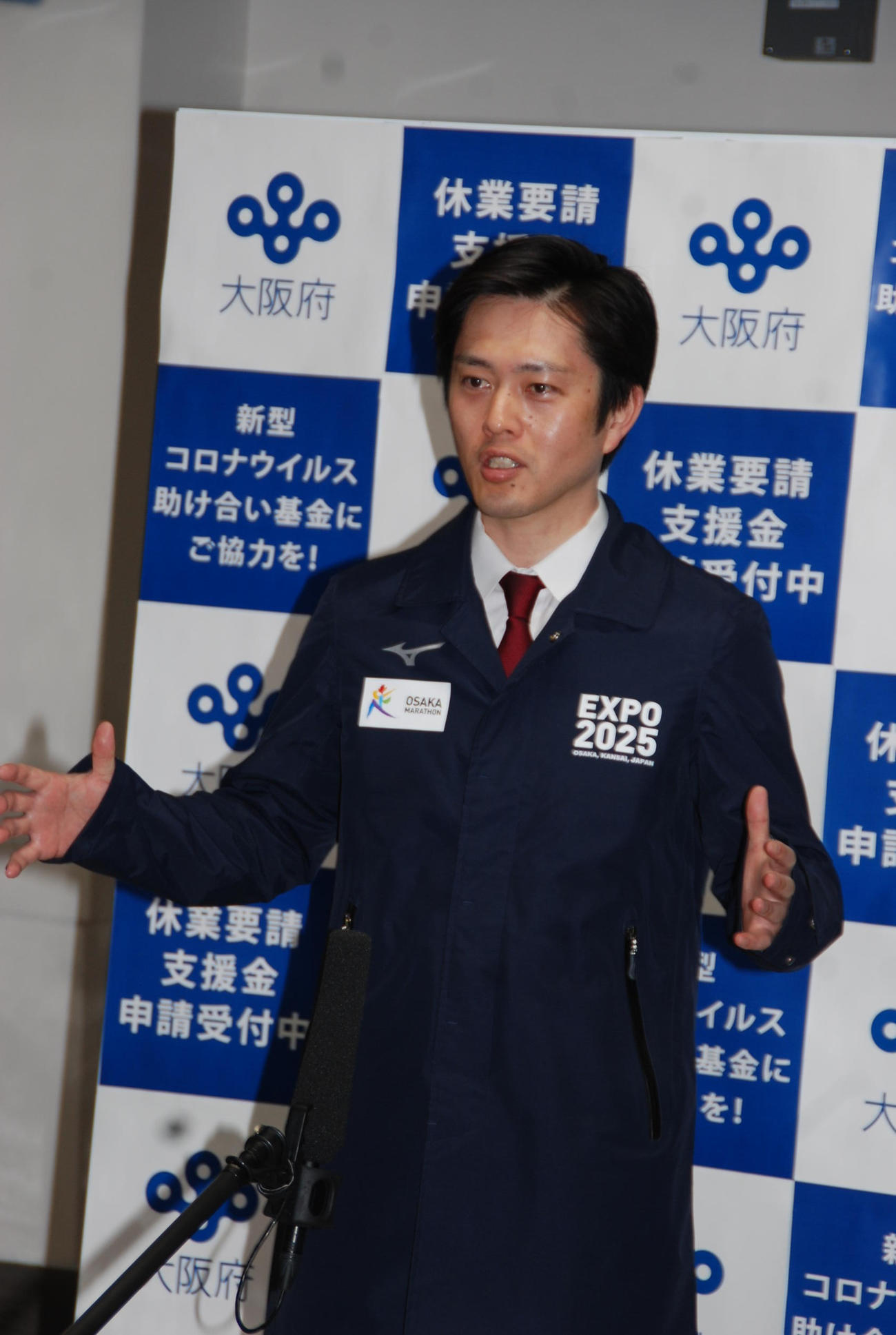 大阪府庁で記者団の質問に答える吉村洋文知事（撮影・松浦隆司）