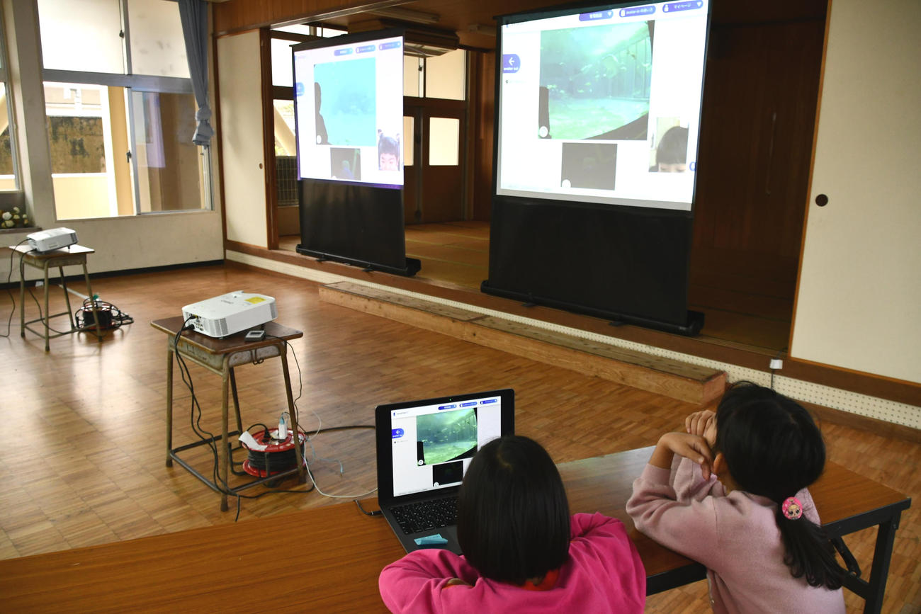 3月、那覇市の児童クラブで、「ニューミー」を使用した沖縄美ら海（ちゅらうみ）水族館の遠隔見学が行われた