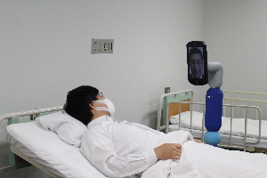 7日から加賀市医療センターで開始した「ニューミー」遠隔お見舞い実証実験