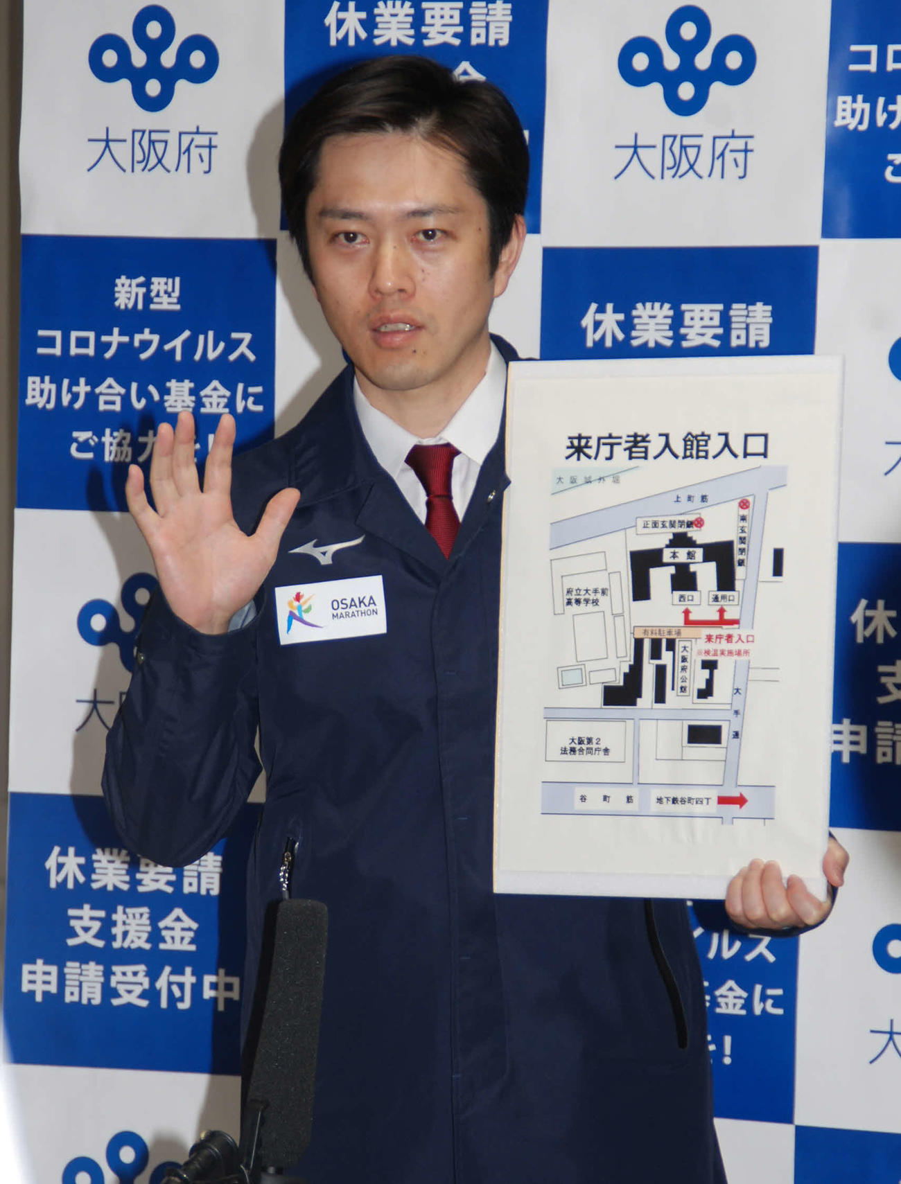 大阪府庁で記者団の質問に答える吉村洋文知事（撮影・松浦隆司）