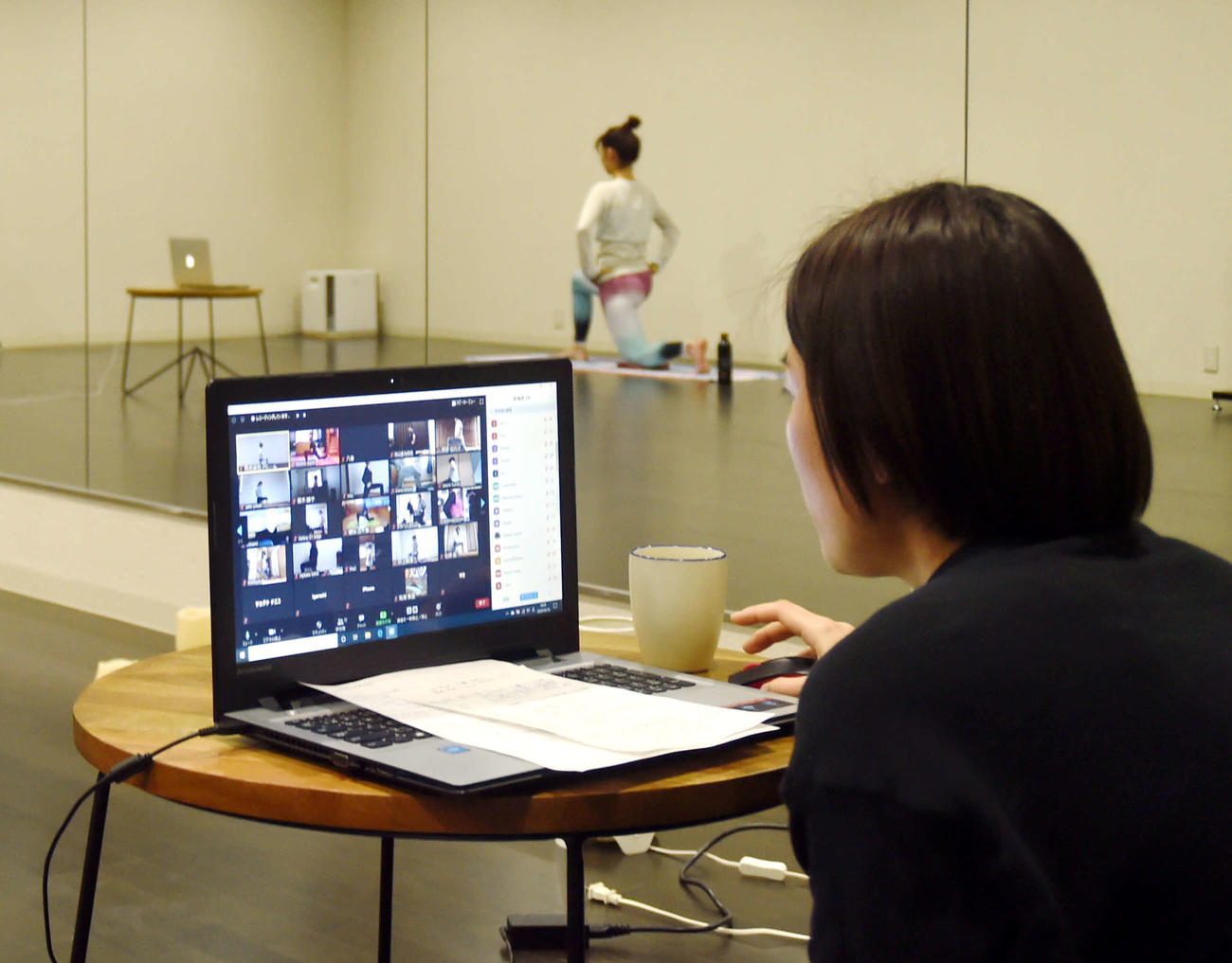 「Zoom」を通して参加者に指導をする相川店長（右）