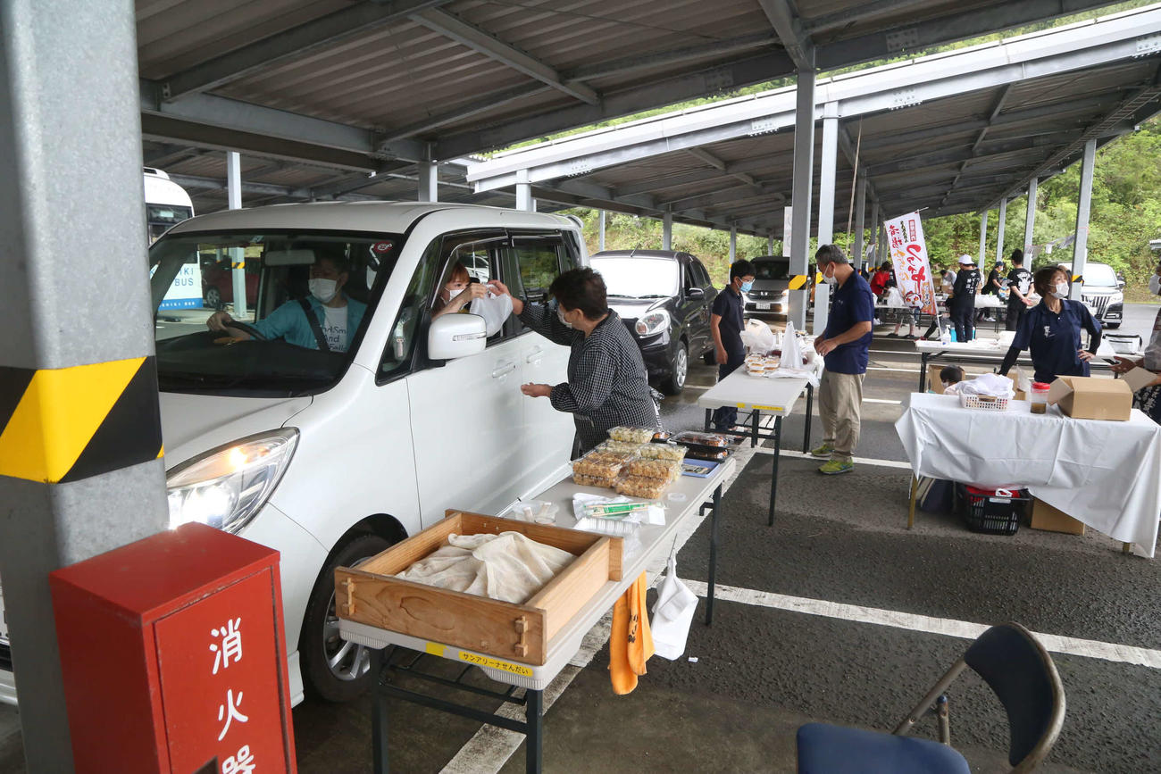 ドライブスルーで食品を販売する出展者ら（川内青年会議所提供）