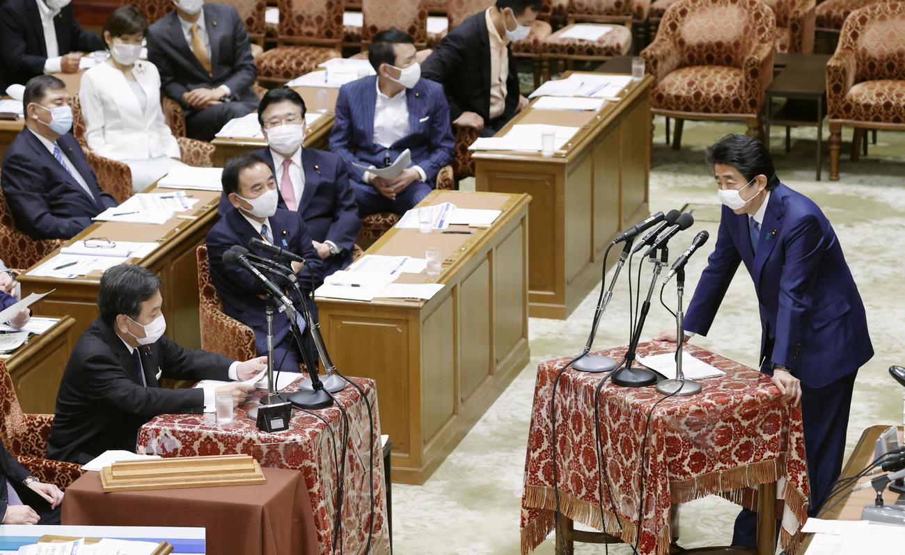 衆院予算委で立憲民主党の枝野代表（左下）の質問に答える安倍首相（共同）