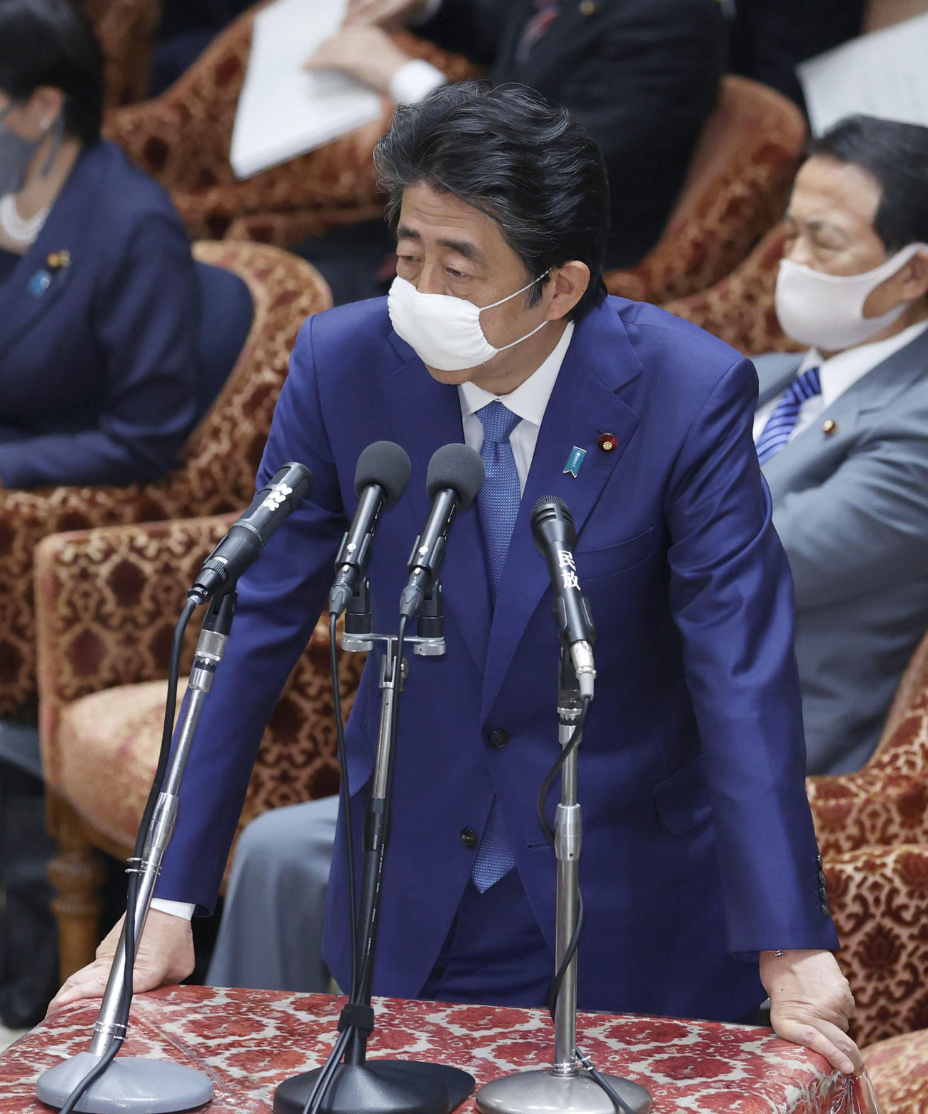 衆院予算委で答弁する安倍首相（共同）