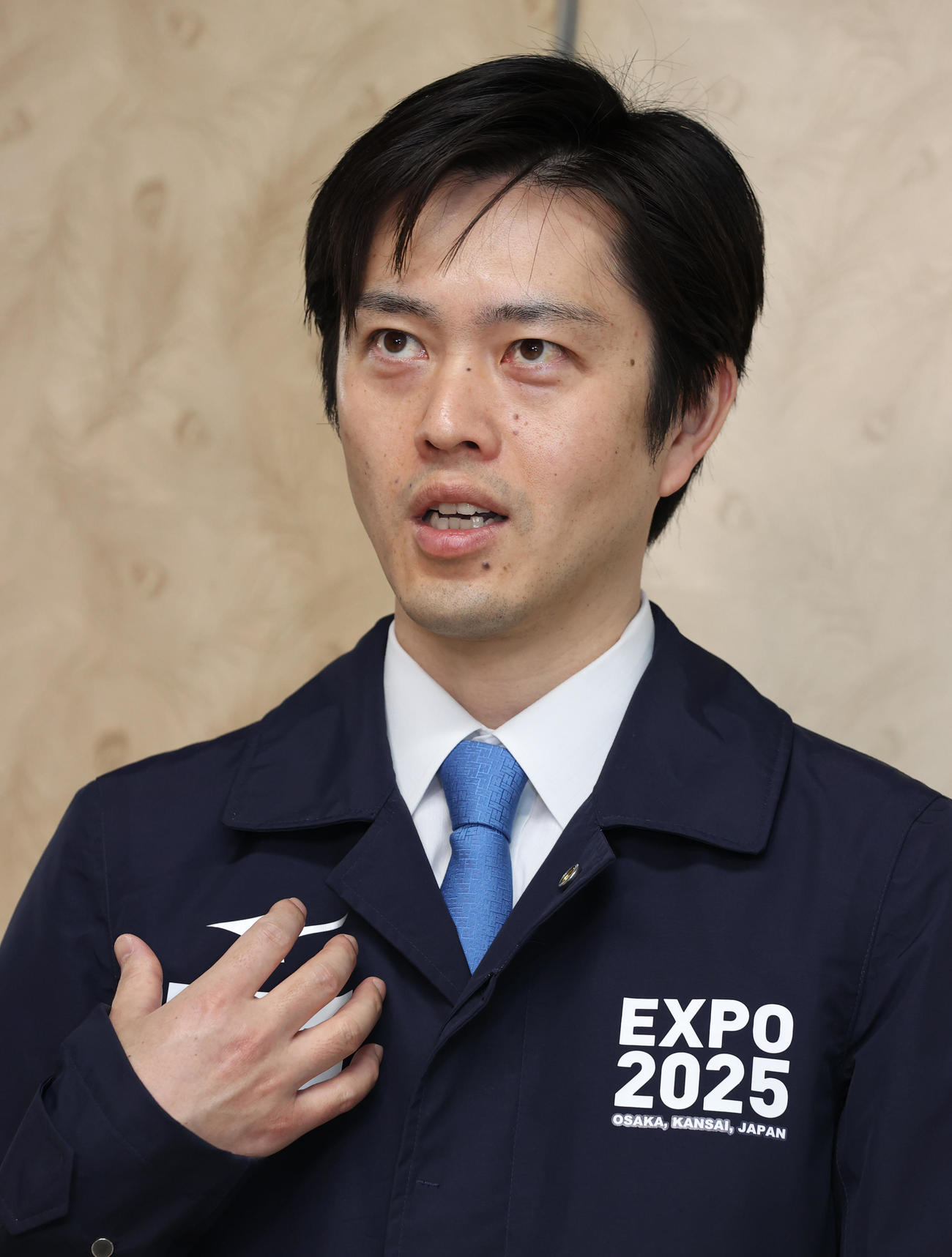 囲み取材に応じる大阪府の吉村洋文知事（撮影・清水貴仁）