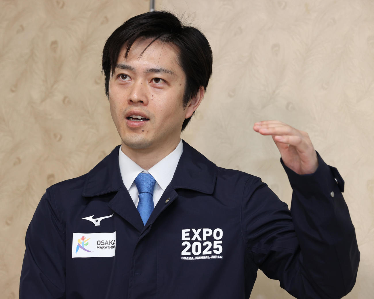 囲み取材に応じる大阪府の吉村洋文知事（撮影・清水貴仁）