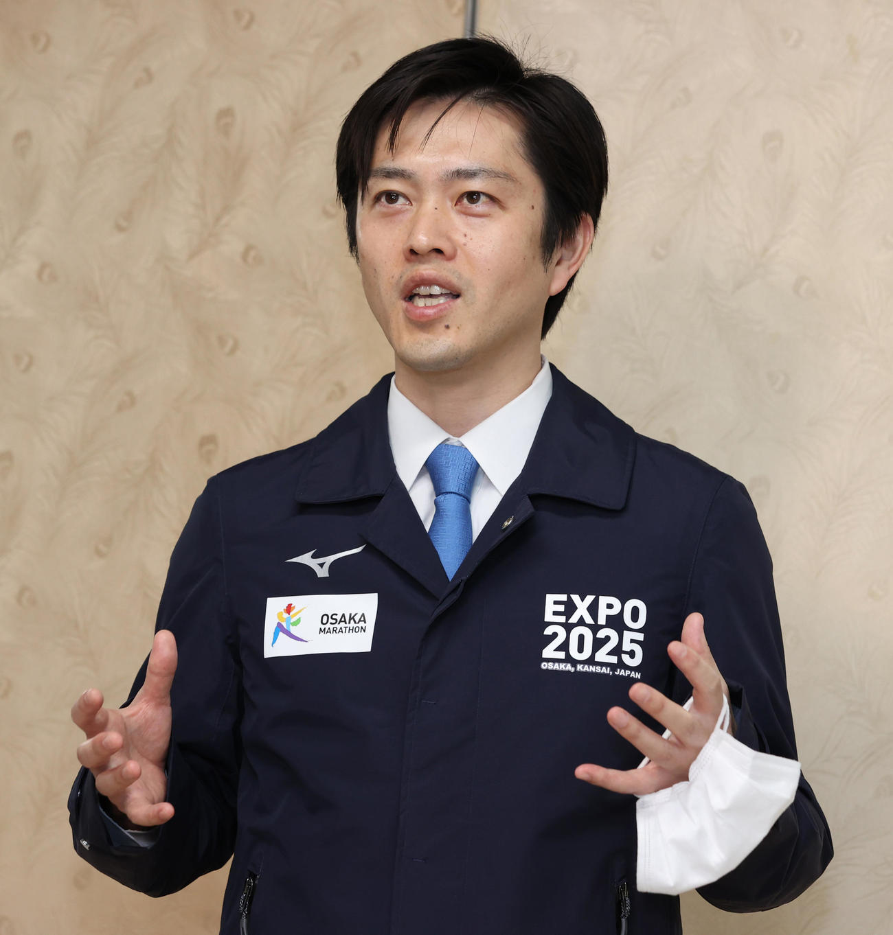 囲み取材に応じる大阪府の吉村洋文知事（撮影・清水貴仁）
