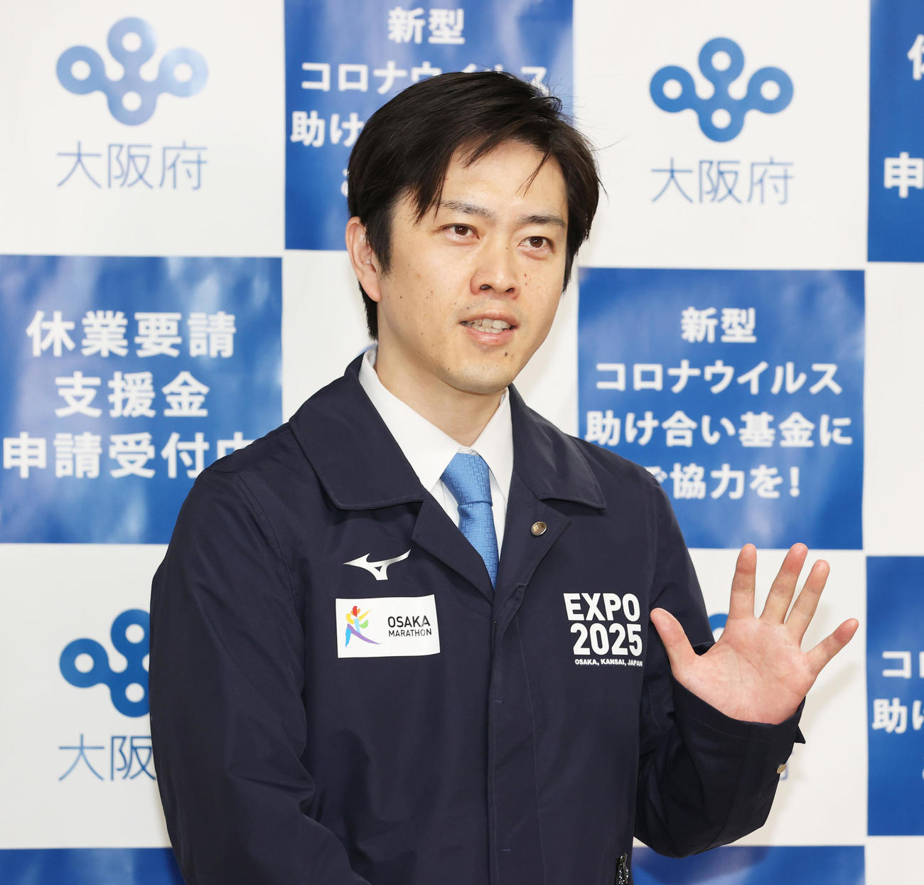 囲み取材に応じる大阪府の吉村洋文知事（撮影・清水貴仁）