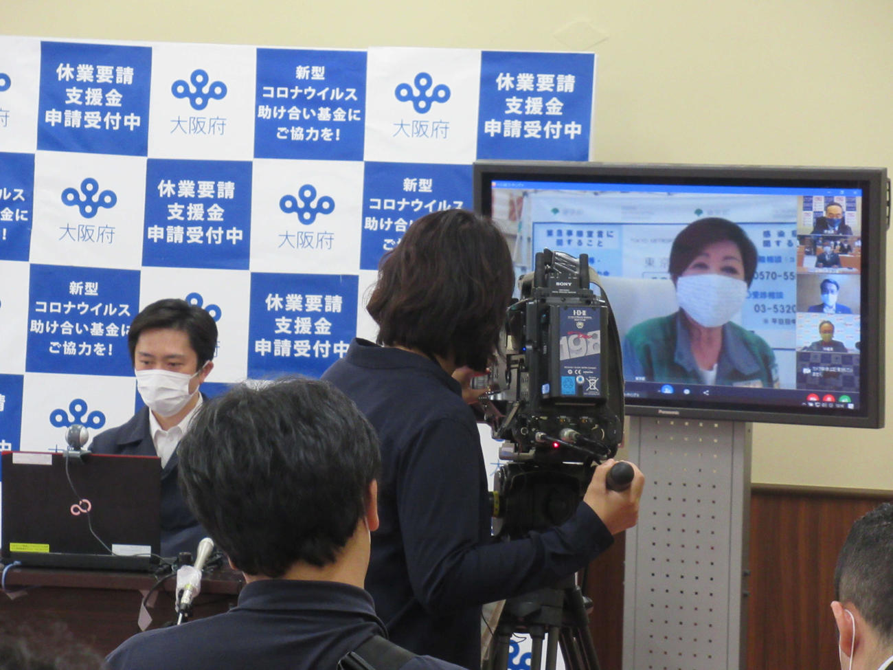 全国知事会のウェブ会議に出席する大阪府の吉村洋文知事（左）画面は東京都の小池百合子知事（撮影・星名希実）