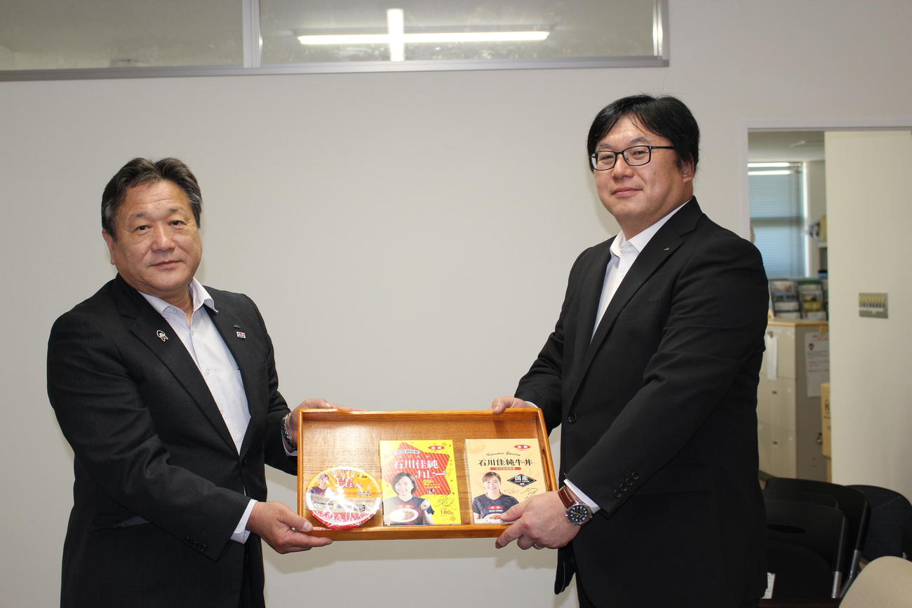 食品を受け取ったJA茨城県厚生連