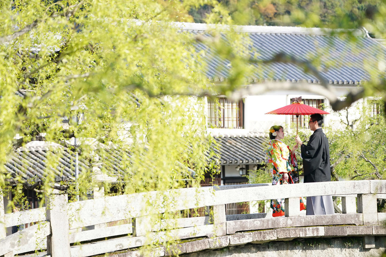 倉敷美観地区で結婚式の前撮りを行う新郎新婦（撮影・鈴木みどり）