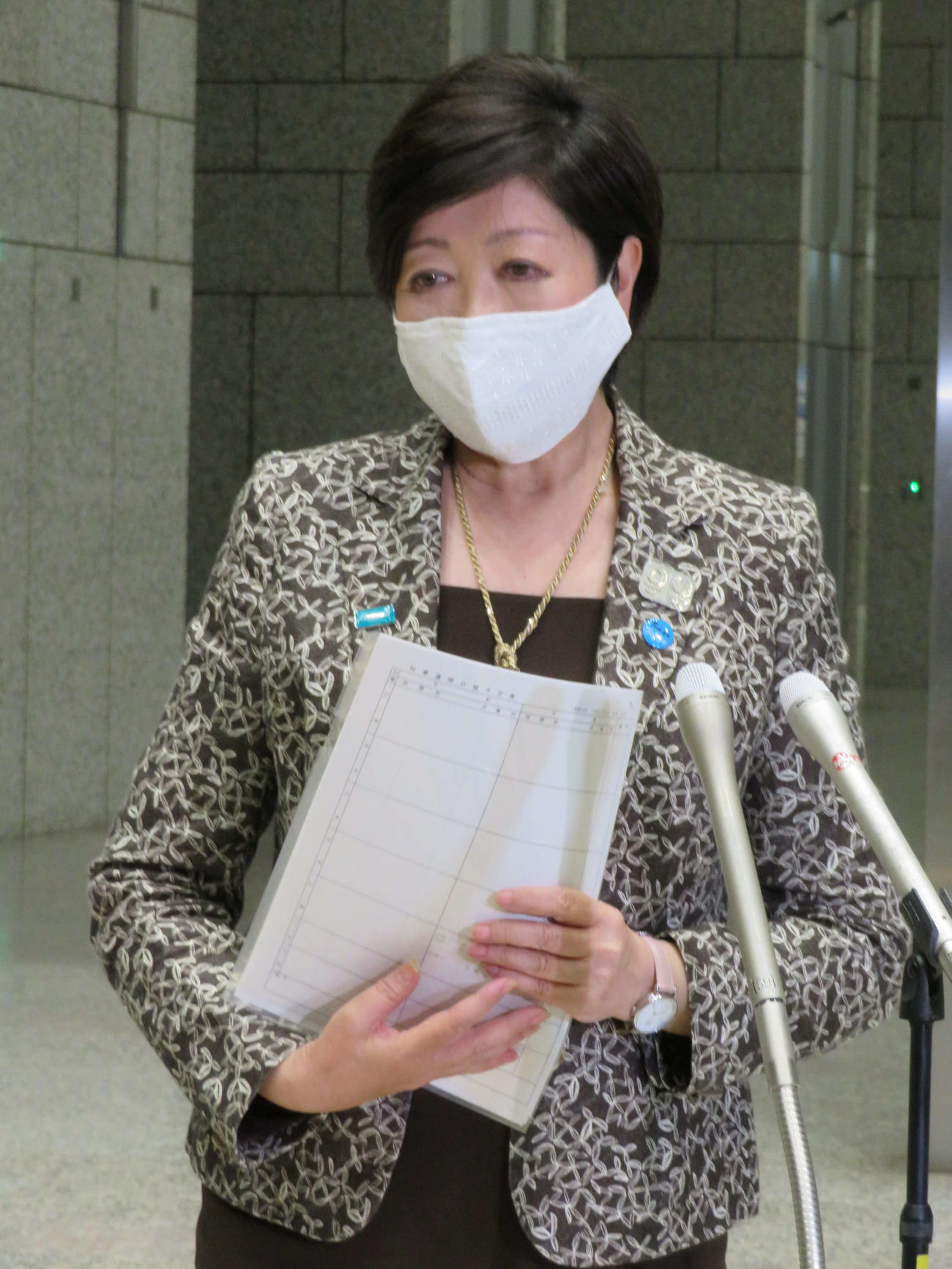 退庁時に報道陣の取材を受ける小池都知事（撮影・近藤由美子）