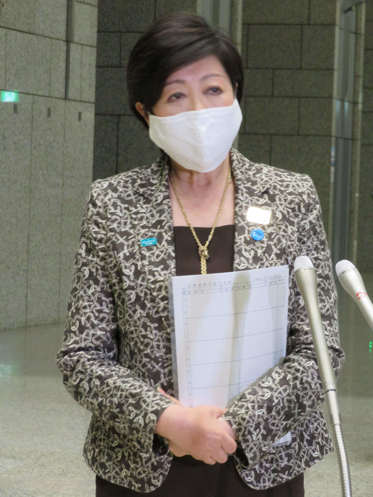 退庁時に報道陣の取材を受ける東京都の小池百合子知事（撮影・近藤由美子）