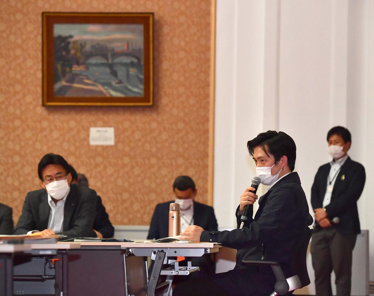 大阪府庁で開かれた新型コロナウイルス対策本部会議で話す吉村洋文知事（撮影・上田博志）