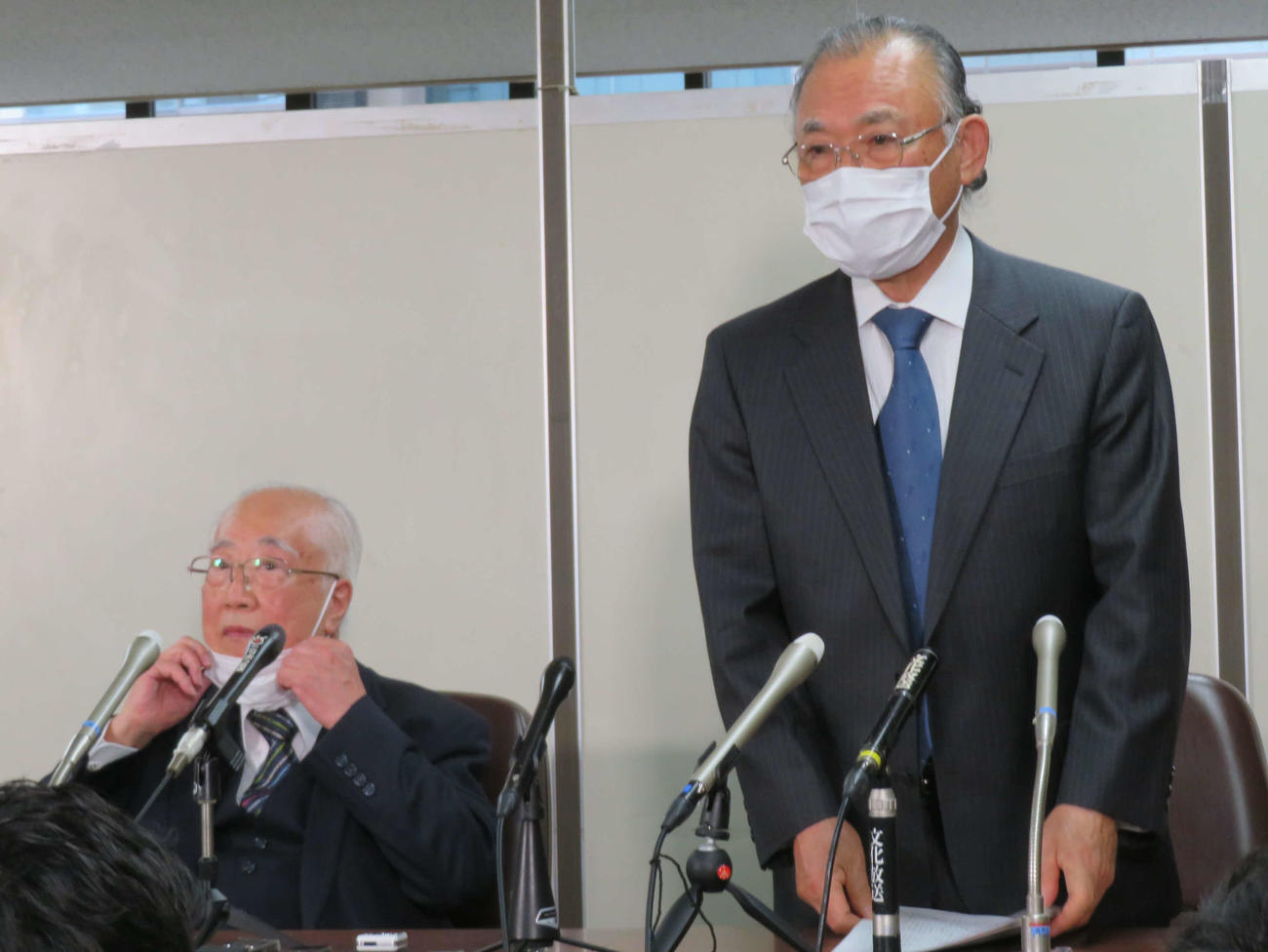 検察官の定年延長を可能とする検察庁法改正案に反対する意見書を提出後、会見を開いた清水勇男氏（左）と松尾邦弘氏（撮影・村上幸将）