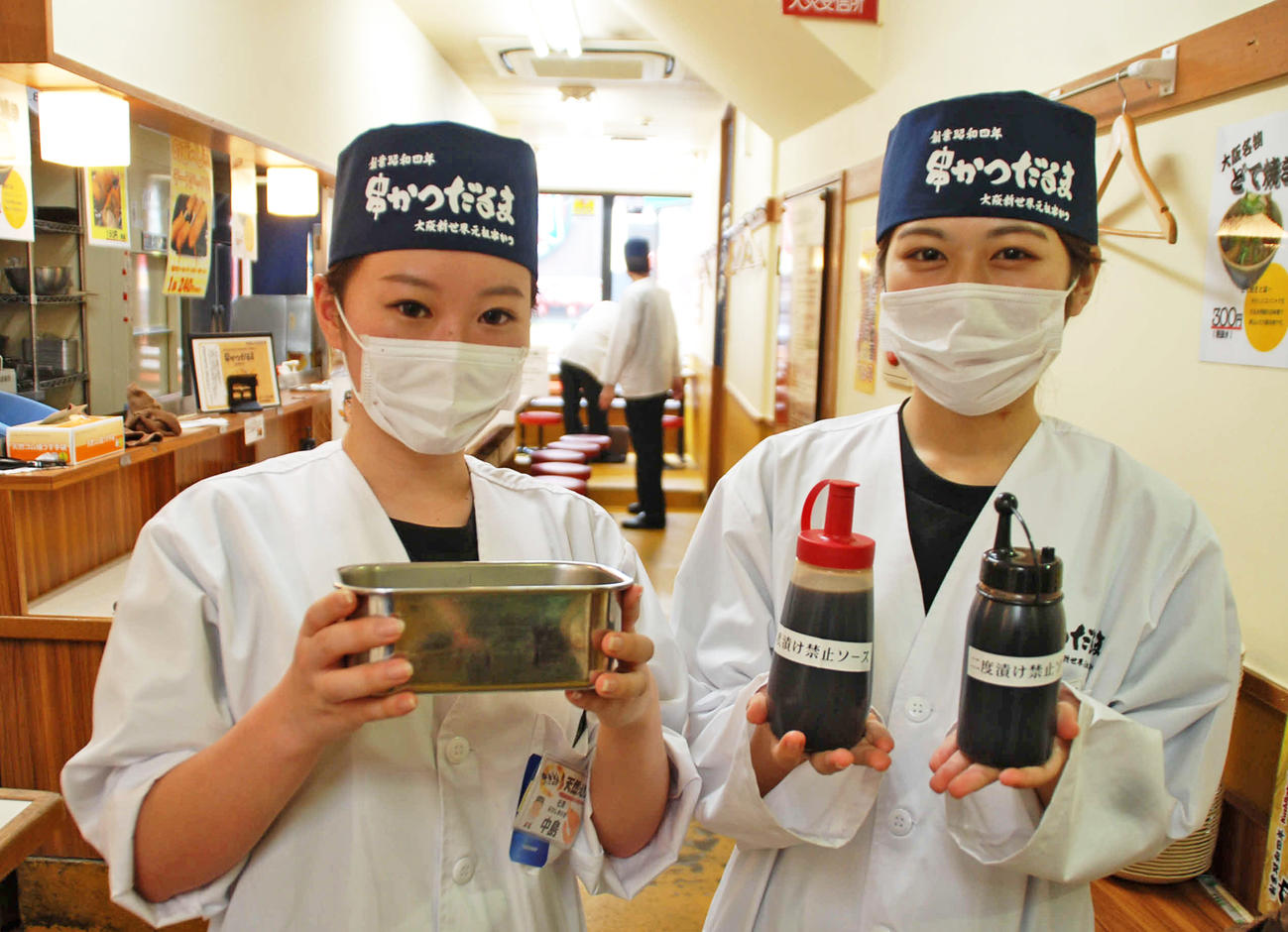 串カツ店「串かつだるま」の「ソースの2度漬け禁止」の容器（左）から新スタイルの「個別ソースのボトル」（右）（撮影・松浦隆司）