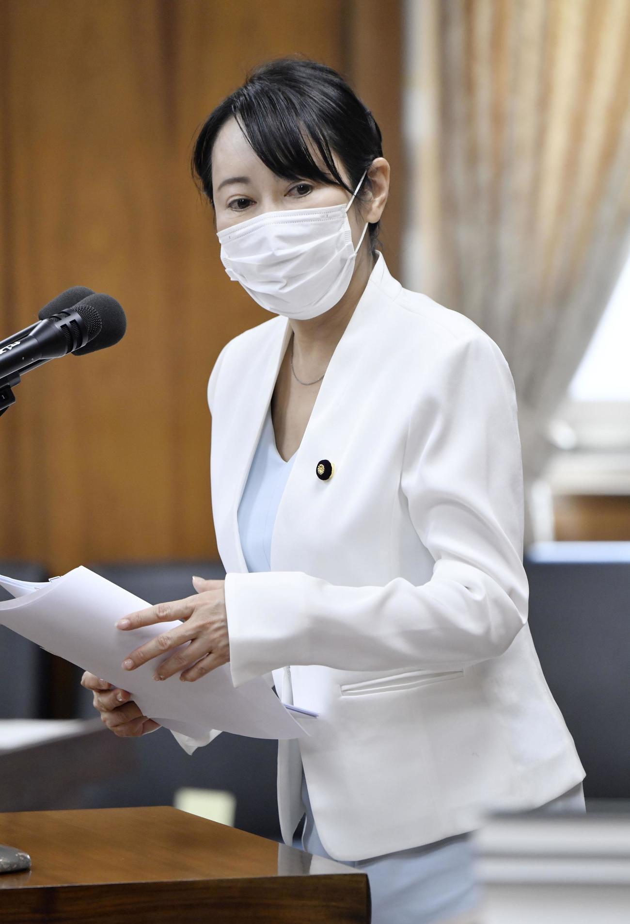 衆院内閣委で答弁する森法相（共同）