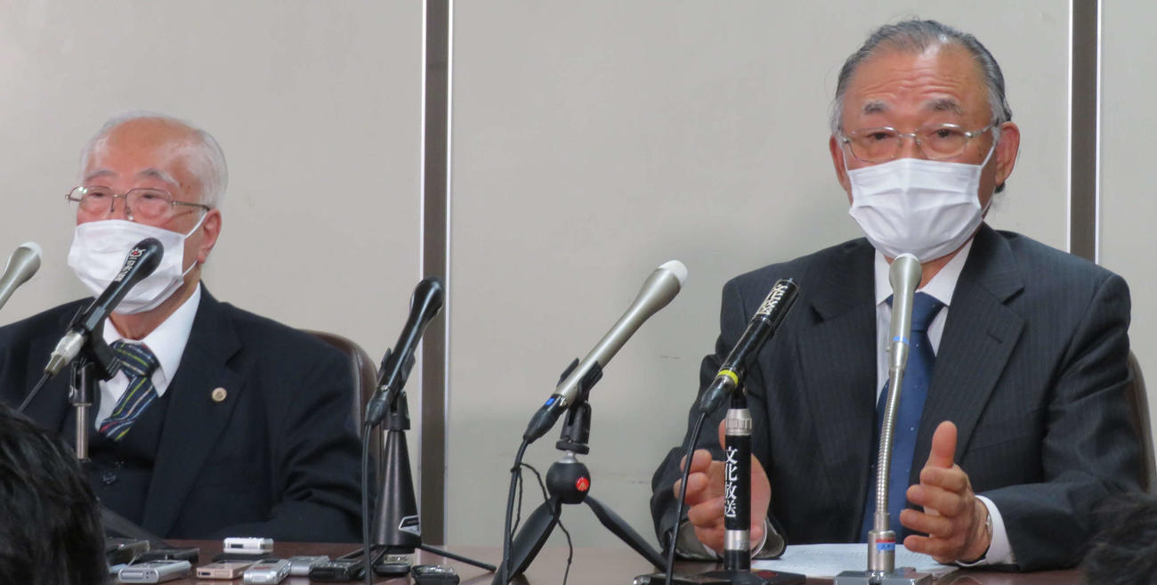 検察官の定年延長を可能とする検察庁法改正案に反対する意見書を提出後、会見を開いた清水勇男氏（左）と松尾邦弘氏（撮影・村上幸将）