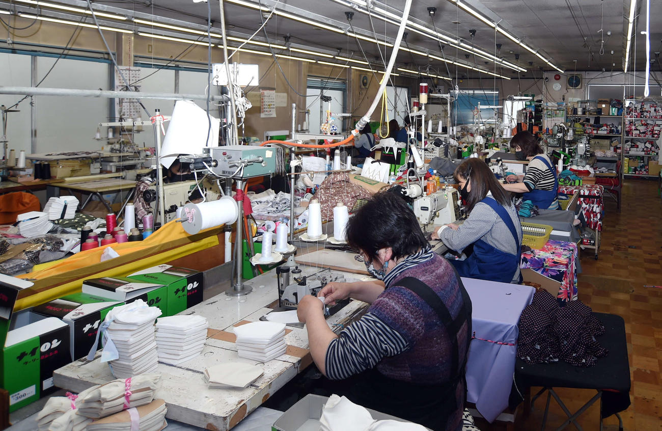 水着マスクを製造する富樫縫製の従業員たち