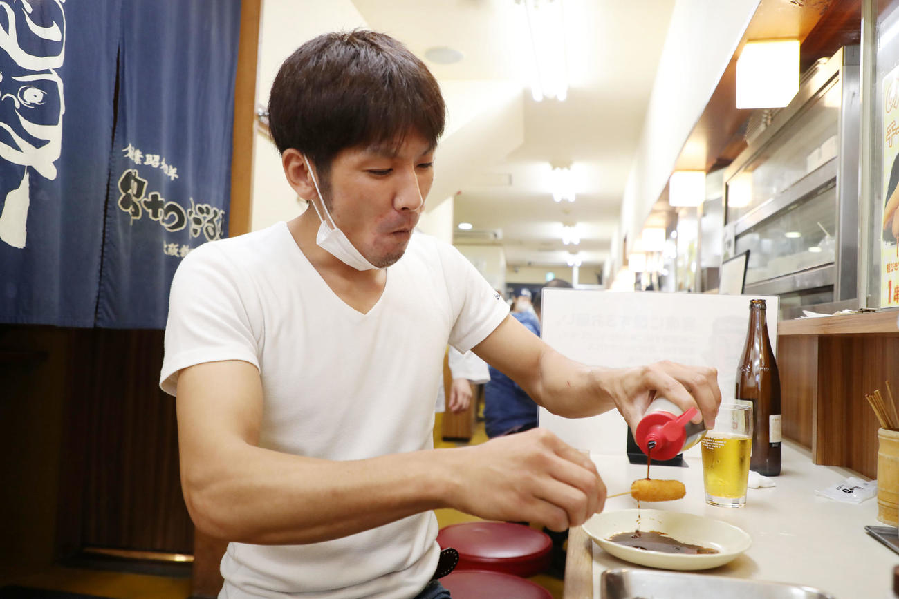大阪では休業要請の一部解除が始まり「串かつだるま」では、早速訪れたお客さんがソースを串に垂らす光景が見られた（撮影・加藤哉）