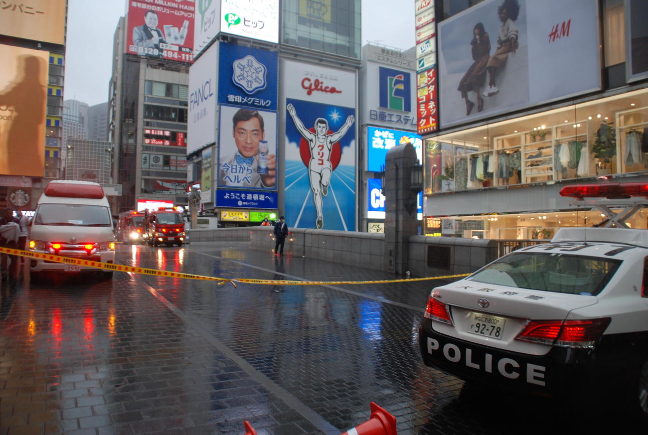 女性を救助するため封鎖された大阪・道頓堀の戎橋は一時騒然となった（撮影・松浦隆司）
