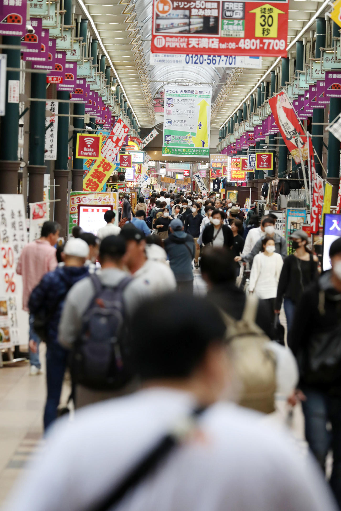 大阪では休業要請の一部解除が始まり、お昼ご飯時の天神橋筋商店街には多くの人出が見られた（撮影・加藤哉）