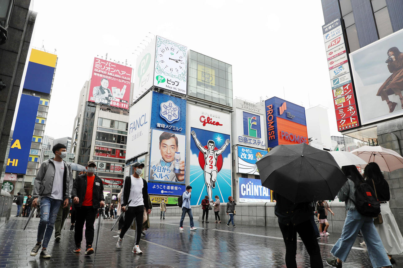 道頓堀にある戎橋では休業要請中よりも多くの人出が見られた（撮影・加藤哉）