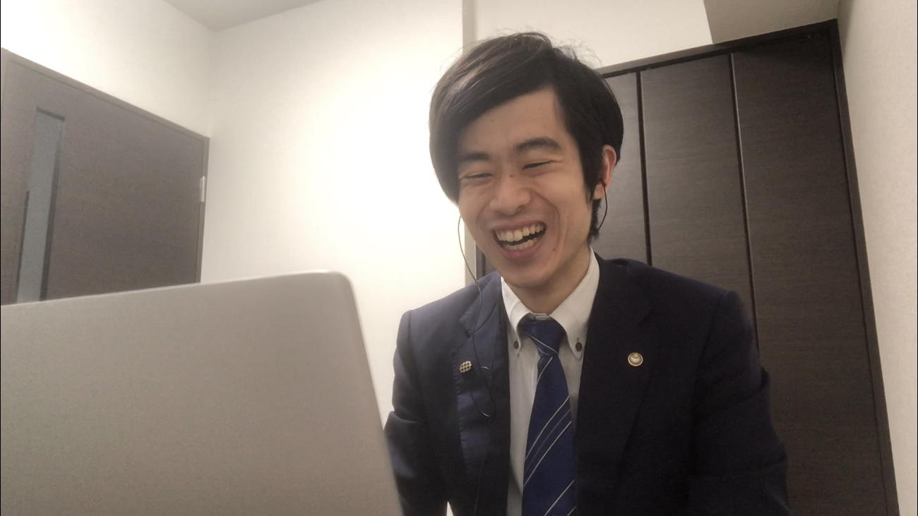 テレビ電話取材に応じるお笑いコンビ、Gパンパンダの星野光樹