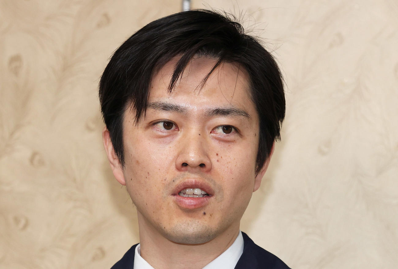 大阪府の吉村洋文知事（2020年5月11日撮影）