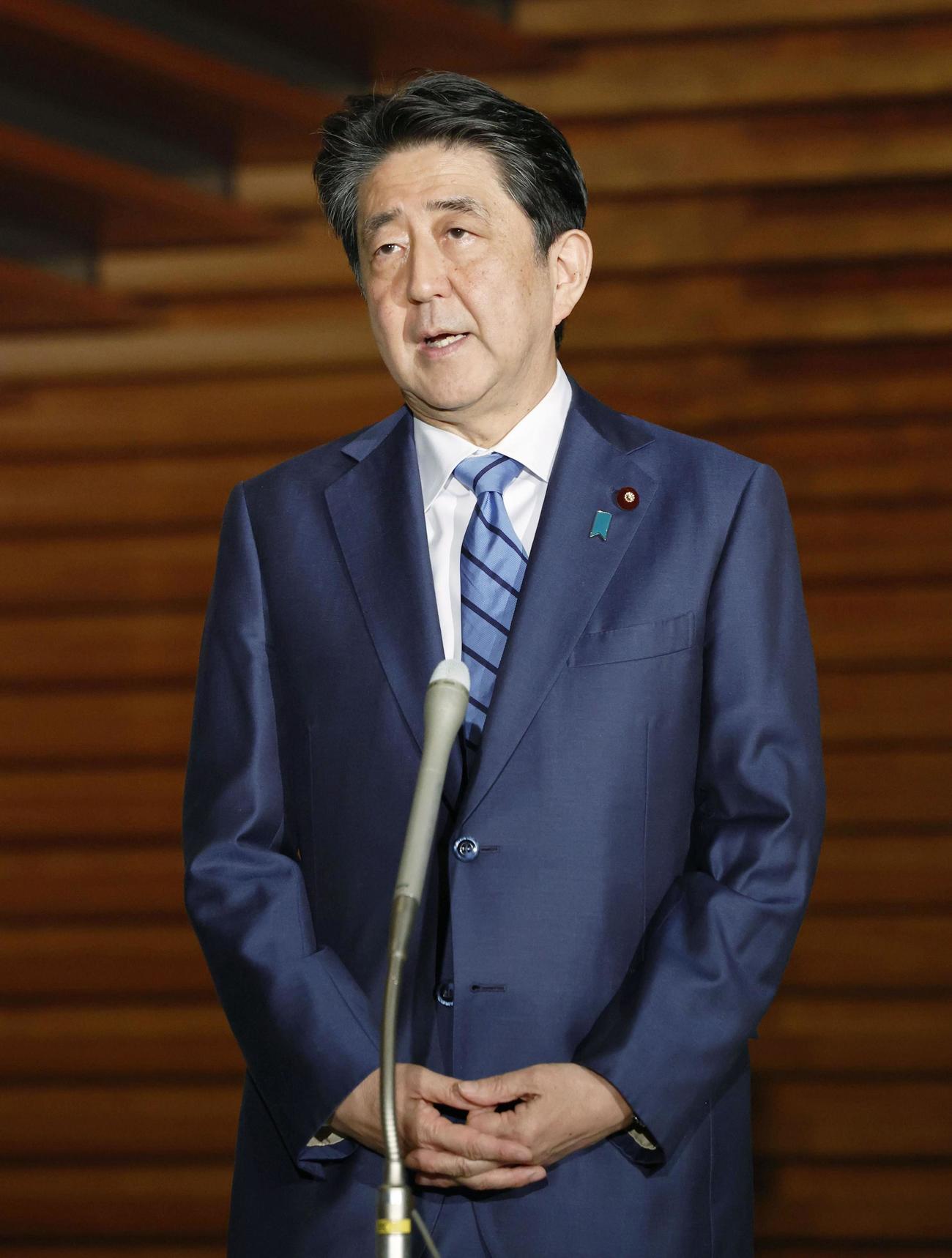 検察庁法改正案の今国会成立を断念し、報道陣の質問に答える安倍首相（共同）