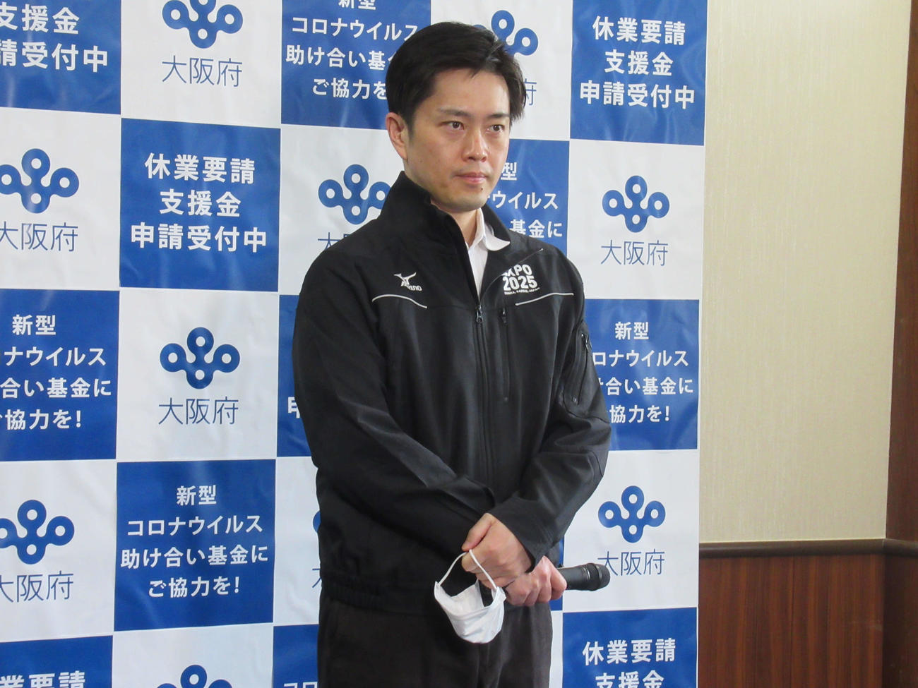 取材に応じる大阪府の吉村洋文知事（撮影・星名希実）