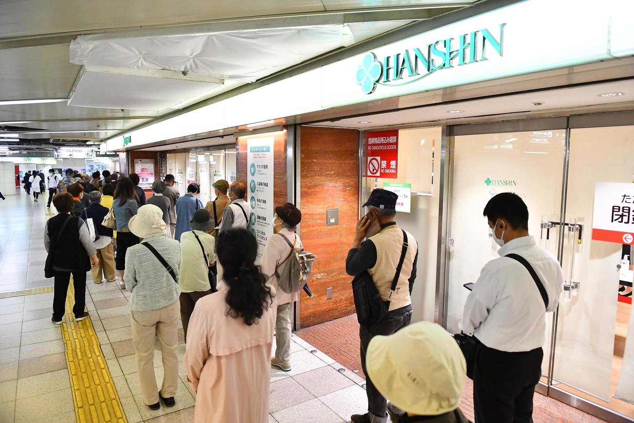 再開された阪神百貨店の開店に買い物客が長蛇の列を作った（撮影・上田博志）