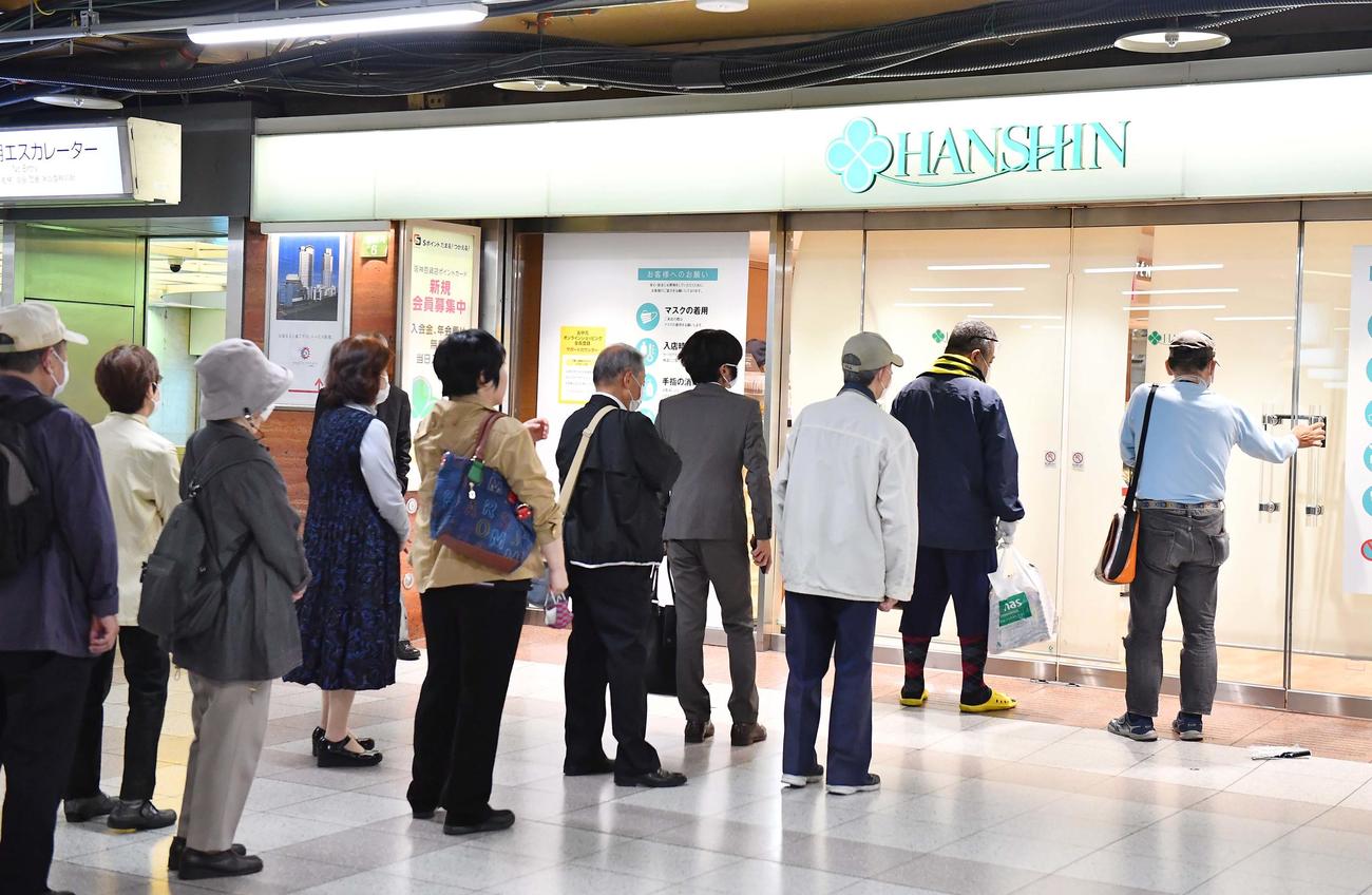 再開された阪神百貨店の開店を待つ買い物客（撮影・上田博志）