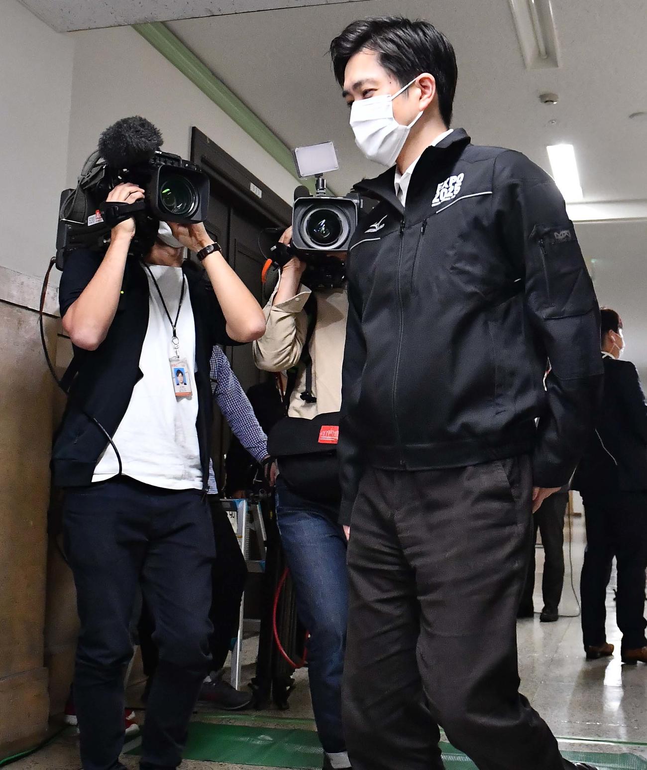 第17回大阪府新型コロナウイルス対策本部会議　会場入りする大阪府吉村洋文知事（撮影・上田博志）