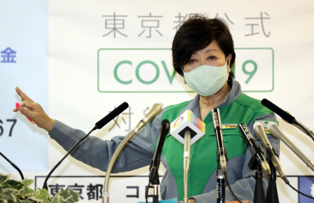 定例会見で記者の質問に答える小池都知事（撮影・狩俣裕三）
