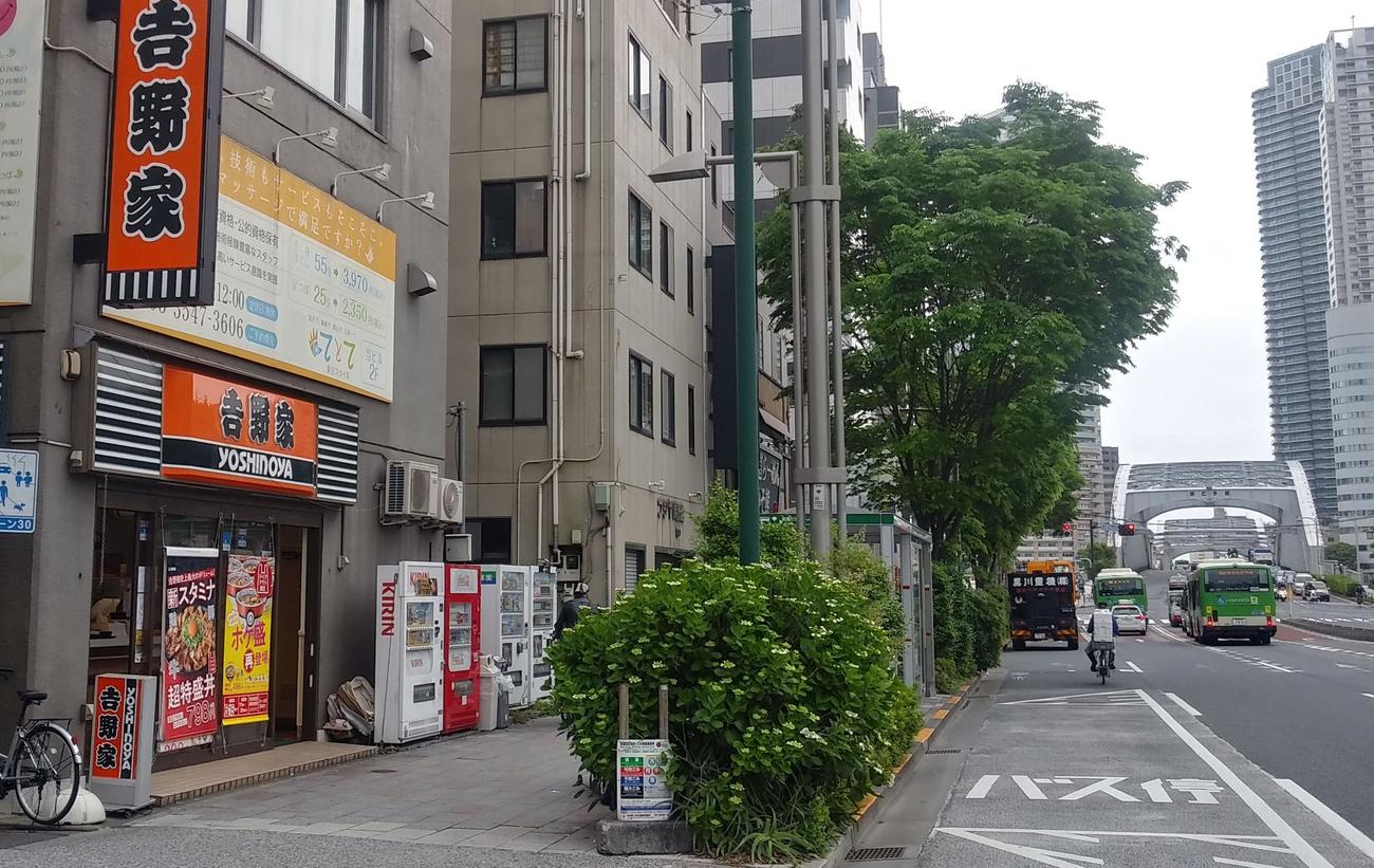 晴海通り沿いの吉野家築地東店。勝鬨橋がすぐ近くだ