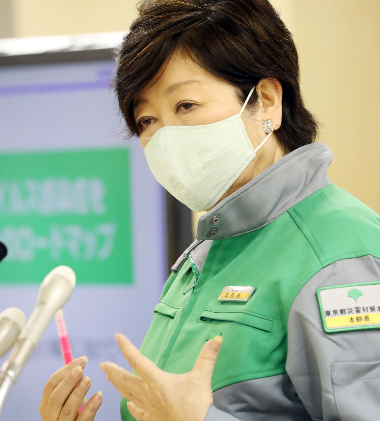 定例会見で記者の質問に答える小池都知事（撮影・狩俣裕三）