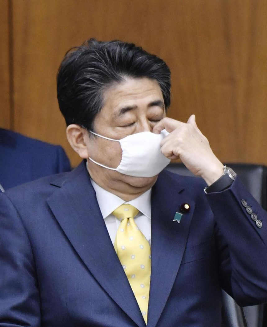 衆院厚労委で質問を聞く安倍首相（共同）