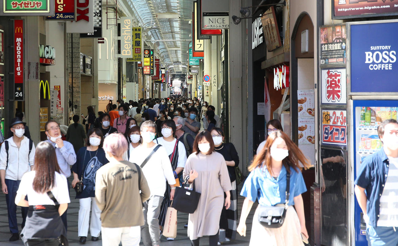 緊急事態宣言の大幅解除後の週末、人通りでにぎわう心斎橋筋通り（撮影・上山淳一）