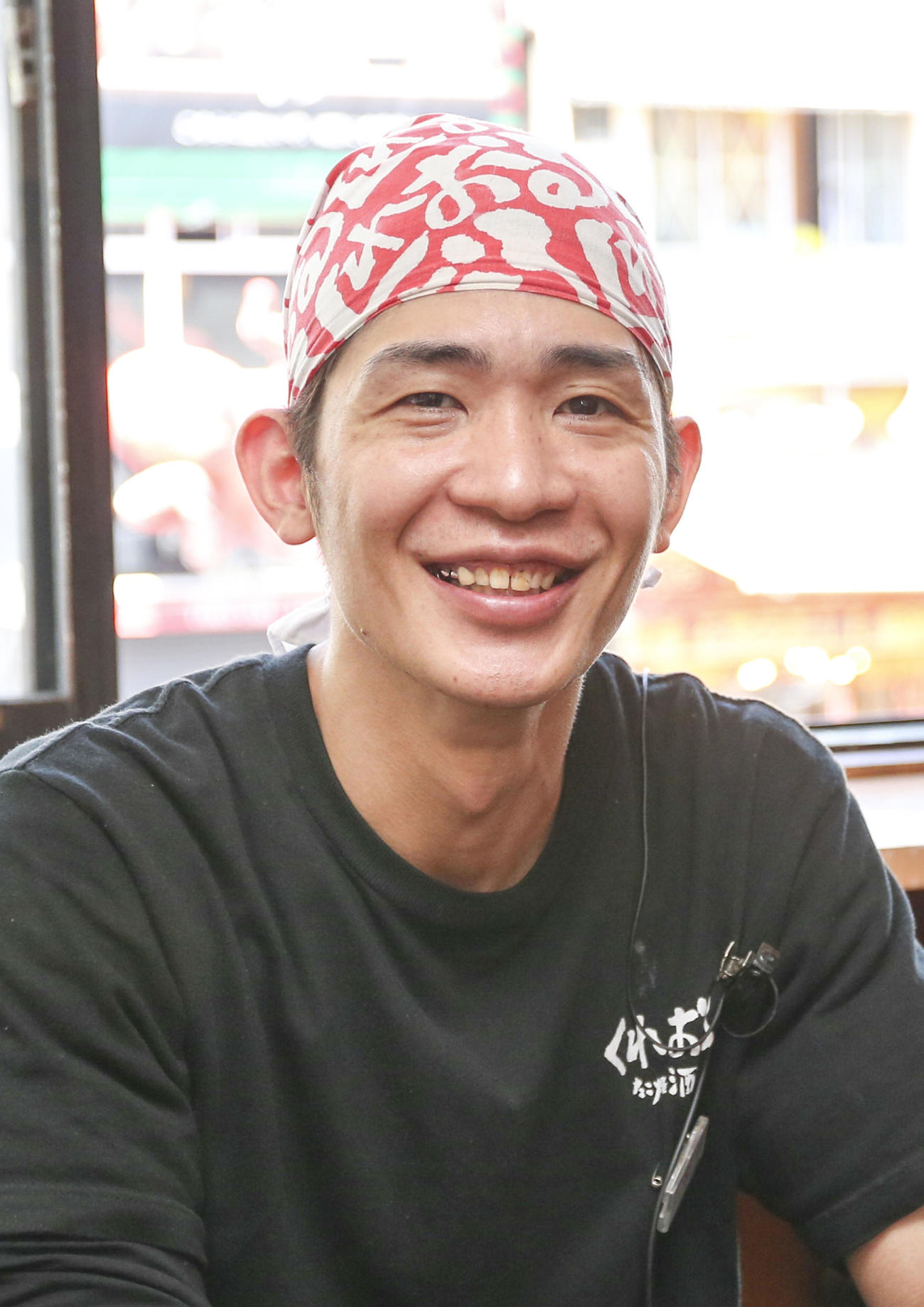 大阪・たこやき店「くれおーる道頓堀店」でソーシャルディスタンスひとりタコパを体験を指導したくれおーる道頓堀店・店長の武田真史さん（撮影・上山淳一）