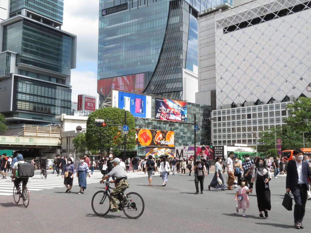 渋谷のスクランブル交差点を歩く人々（撮影・近藤由美子）