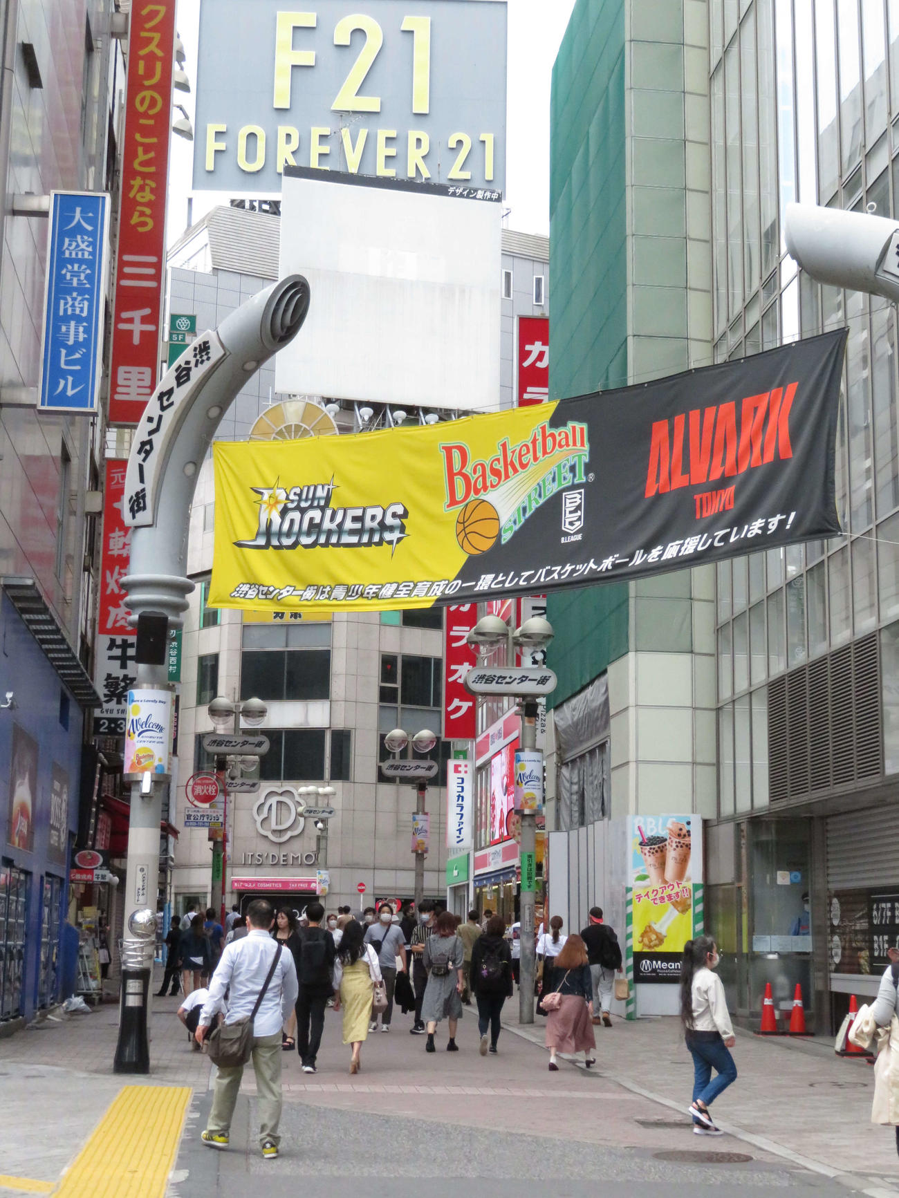 渋谷のセンター街で、徐々に営業再開している店舗を目指す人々（撮影・近藤由美子）
