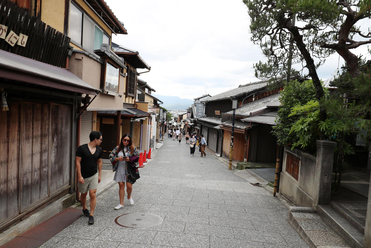 清水寺へ続く道もまだ、人出もまばらなまま（撮影・加藤哉）