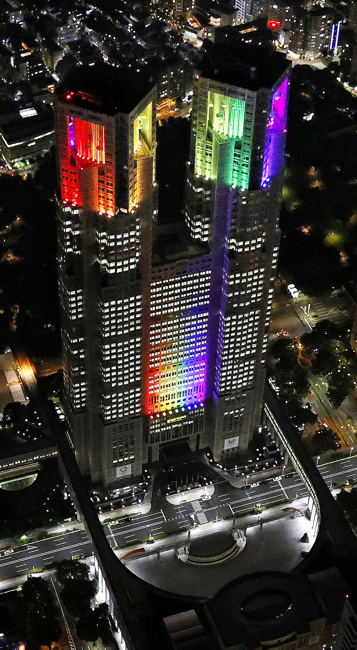 首都圏の緊急事態宣言の解除に合わせ、7色にライトアップされた東京都庁（共同）